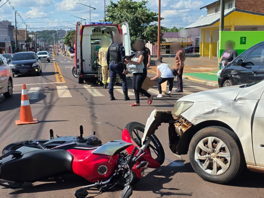 Motociclista de 24 anos sofre fratura no fêmur em acidente na Vila Pioneiro