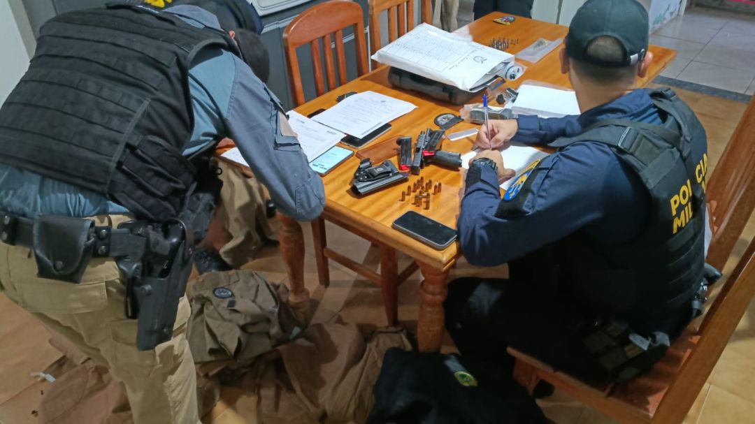 Três policiais são presos no Paraná suspeitos de fornecer armas para criminosos e forjar flagrantes