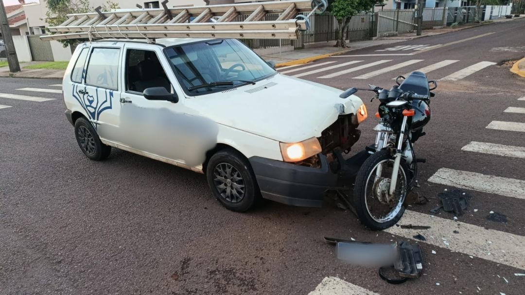 Motociclista de 19 anos fica ferido após colisão com carro no Jardim São Francisco, em Toledo