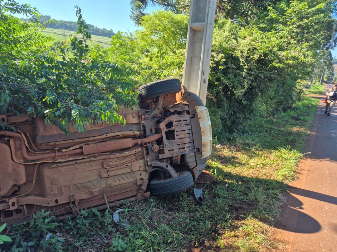 Carro tomba em colisão envolvendo três veículos, em Cascavel
