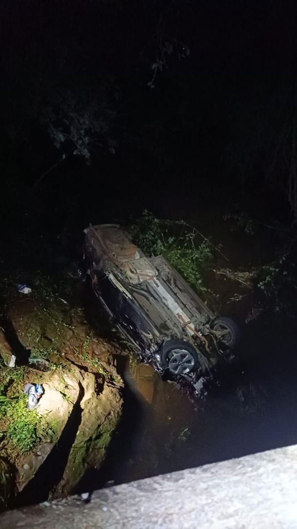 Carro cai em rio na PR-180 e deixa dois feridos em Cascavel