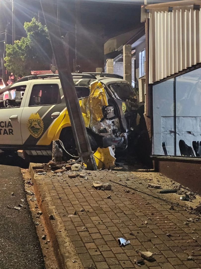 Viatura da Polícia Militar se envolve em acidente durante ocorrência no Paraná