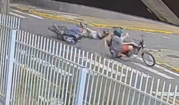 Câmeras flagram acidente entre motos e fuga de envolvidos na Vila Pioneiro
