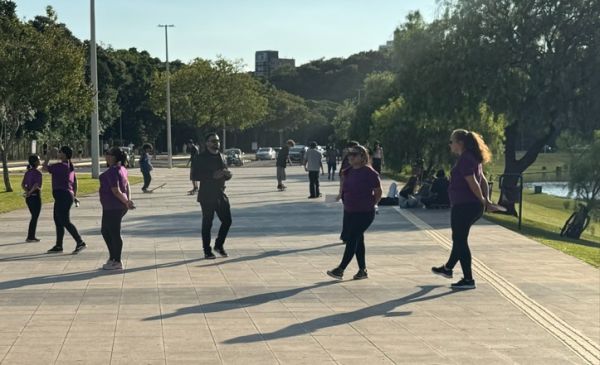 Presença de pessoas vestidas de roxo em áreas públicas de Toledo intriga moradores e movimenta redes sociais