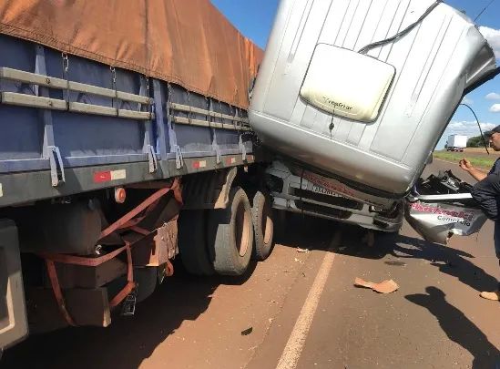 Acidente envolve três carretas na BR-163 entre Toledo e Marechal Cândido Rondon
