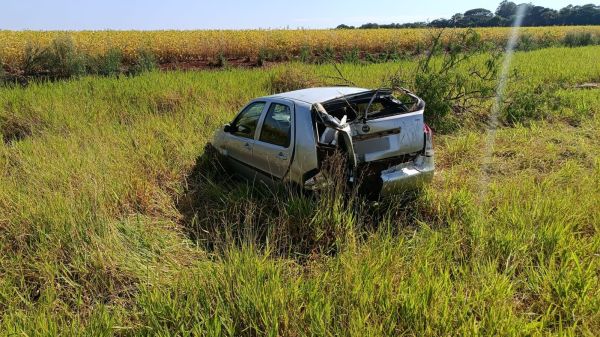 Carro capota após colisão com caminhão na BR-163 entre Toledo e Cascavel