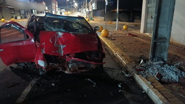 Carro colide contra poste e deixa casal e criança feridos na Vila Pioneira, em Toledo