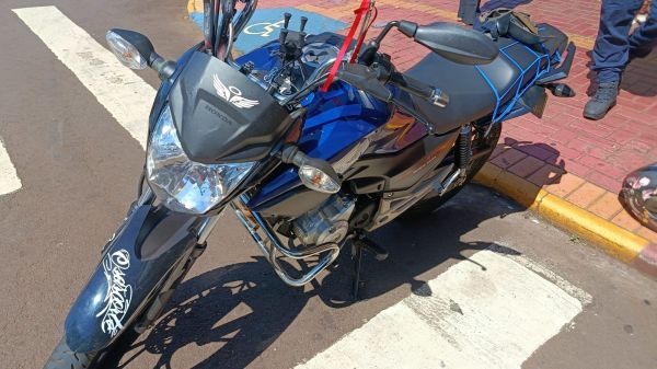 Motociclista colide com carro ao tentar conversão em cruzamento na Vila Pioneiro