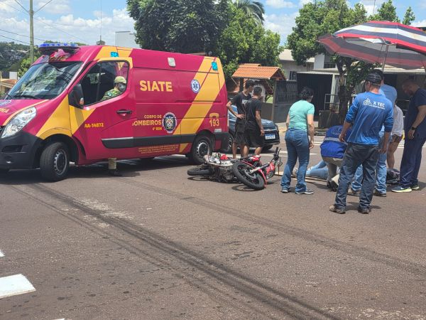 Motociclista sofre luxação no tornozelo após acidente na Avenida Senador Attílio Fontana