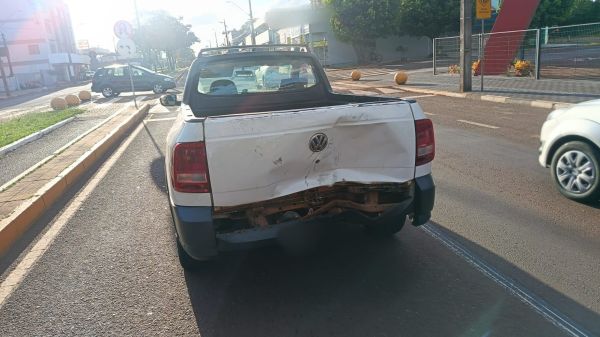 Motociclista cai na caçamba de picape após colisão na Avenida Parigot de Souza