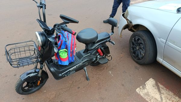 Colisão entre carro e motoneta elétrica deixa mulher e criança feridas em Toledo