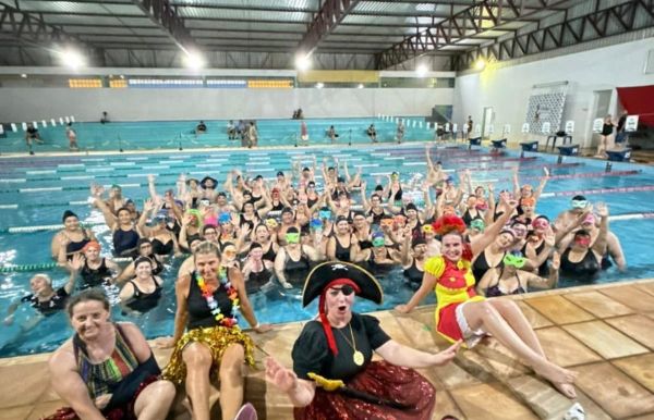 Hidrofolia reúne 150 participantes na Piscina Claus Fuchs em clima de Carnaval