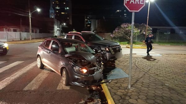 Violenta colisão envolve dois carros no Centro de Toledo