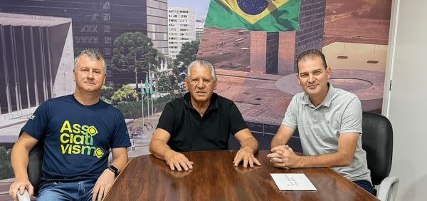 Presidente da ACIT entrega convite de posse durante visita ao deputado Dilceu Sperafico