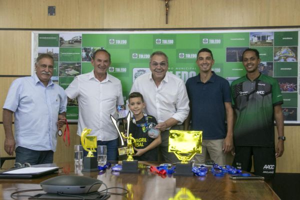 Prefeitura de Toledo recebe estrela das categorias de base do futsal