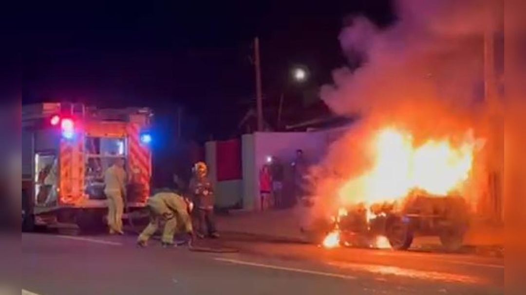 Carro é encontrado incendiado após ser usado em arrombamento de farmácia em Cascavel