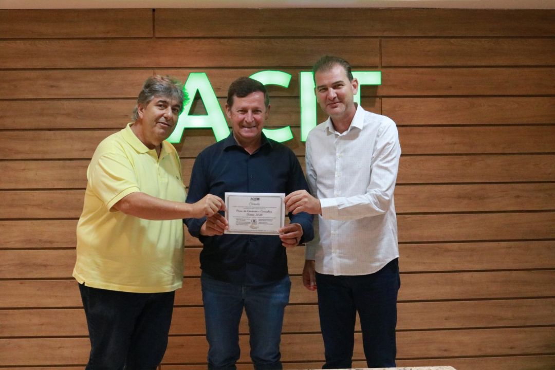 Presidente da ACIT entrega convite de posse ao deputado Elton Welter
