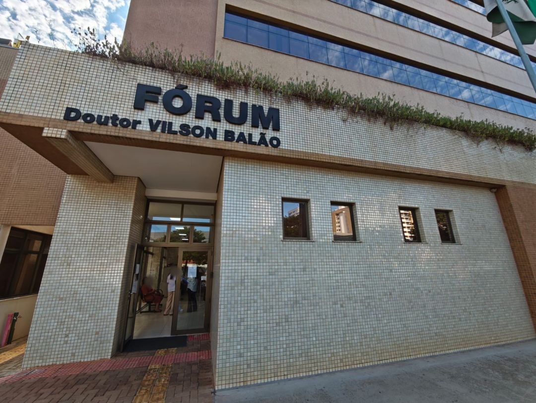 Julgamento de acusado por feminicídio que vitimou Gabrielle e seu pai começa no Fórum de Toledo