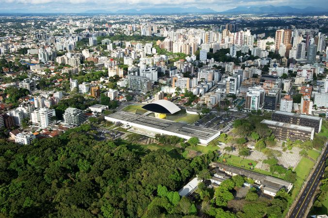 Com Curitiba na liderança nacional, Paraná tem 244 cidades com saldo positivo de empregos em 2026