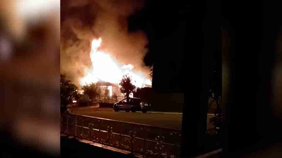 Incêndio destrói completamente casa e carro em Capanema