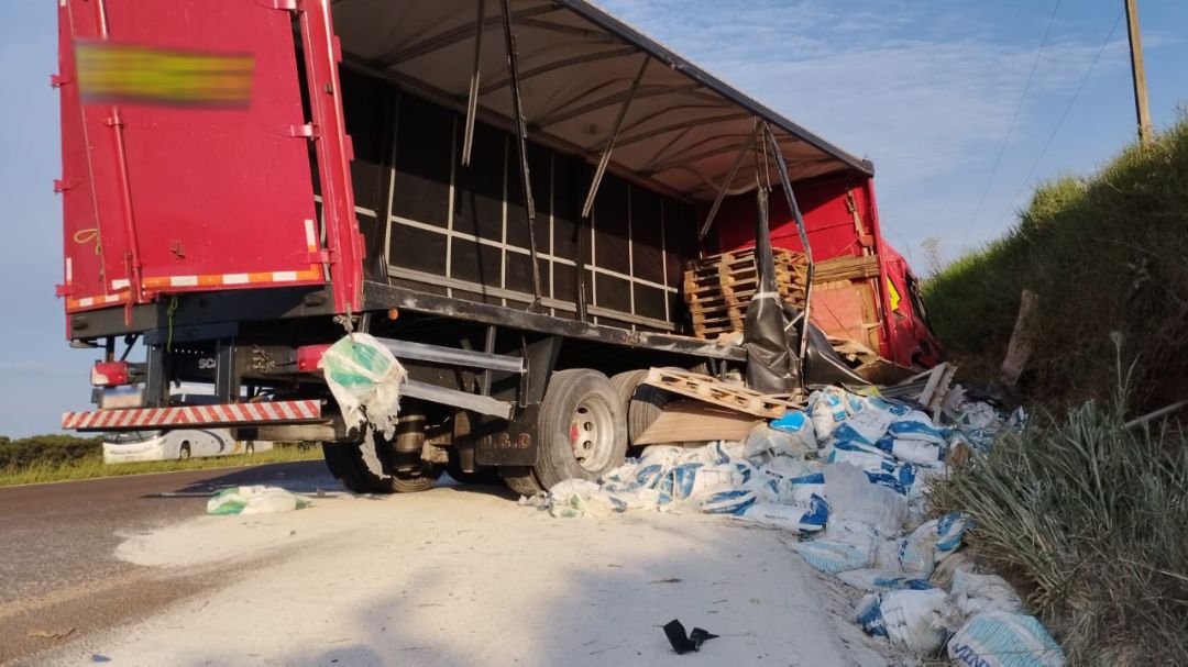 Caminhão bate em barranco e espalha carga na BR-467, em Cascavel