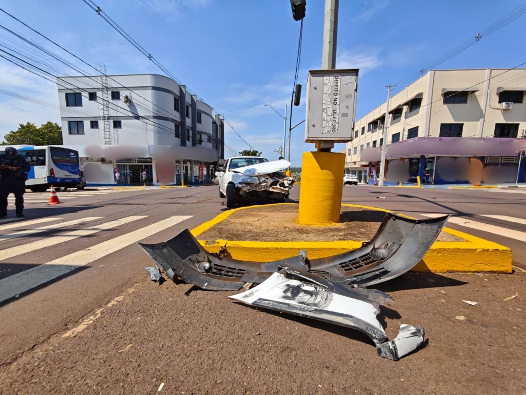Colisão entre caminhão e Saveiro é registrada no Centro de Toledo