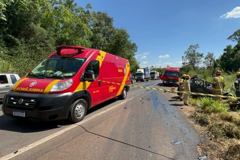 Colisão frontal entre carro de Palotina e carreta deixa dois mortos na PR-323 em Umuarama