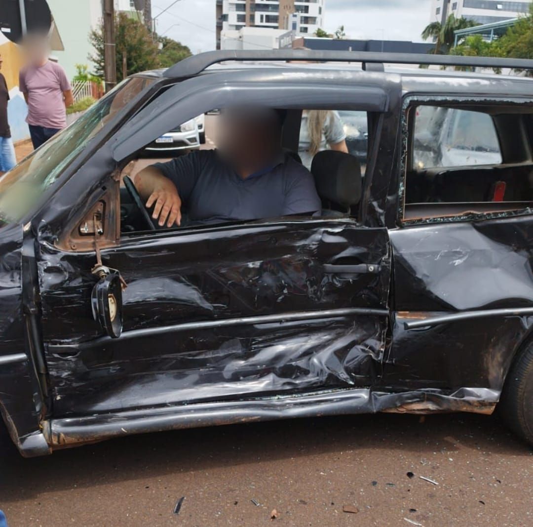 Motorista fica preso nas ferragens após acidente entre três veículos no Centro de Toledo