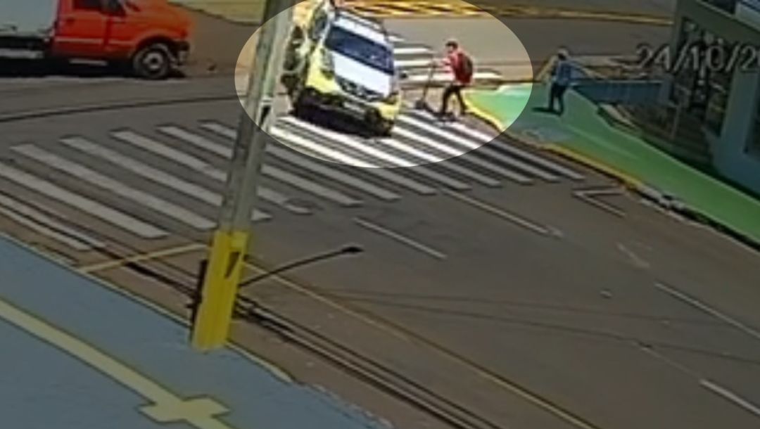 Imagens mostram momento do acidente com viatura da PM que deixou adolescente gravemente ferido em Toledo