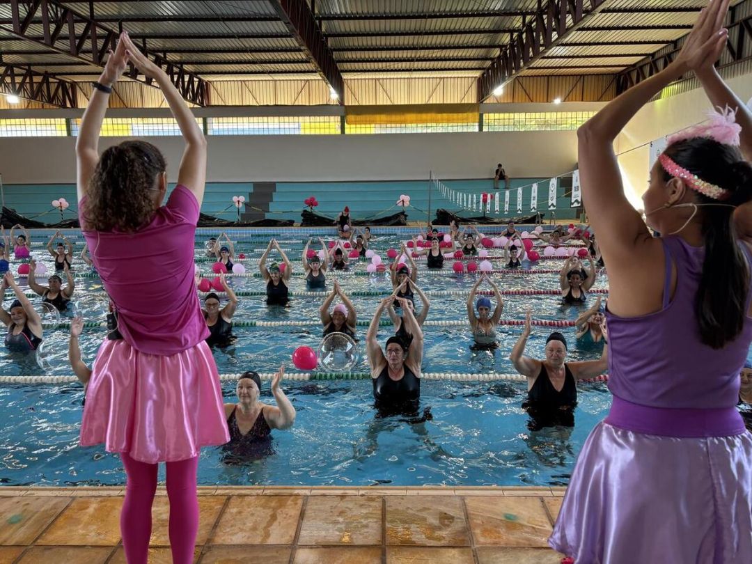 Secretaria de Esportes e Lazer realiza hidroginástica especial no Dia da Mulher