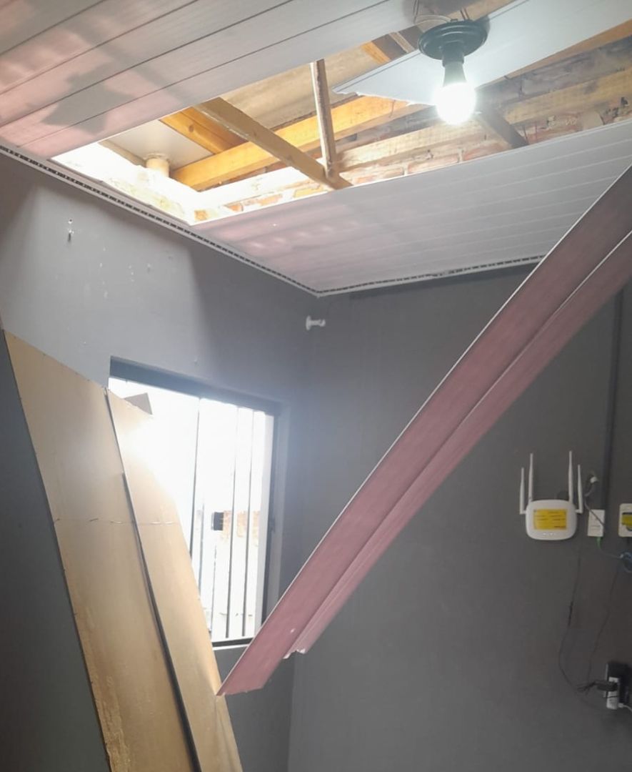 Homem anda sobre telhados, rompe forro de casa e é preso em Toledo