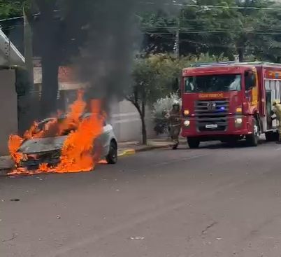 Veículo é incendiado por dois homens encapuzados no Jardim La Salle, em Toledo