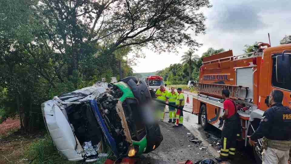 Van de saúde que transportava pacientes se envolve em grave acidente na BR-369