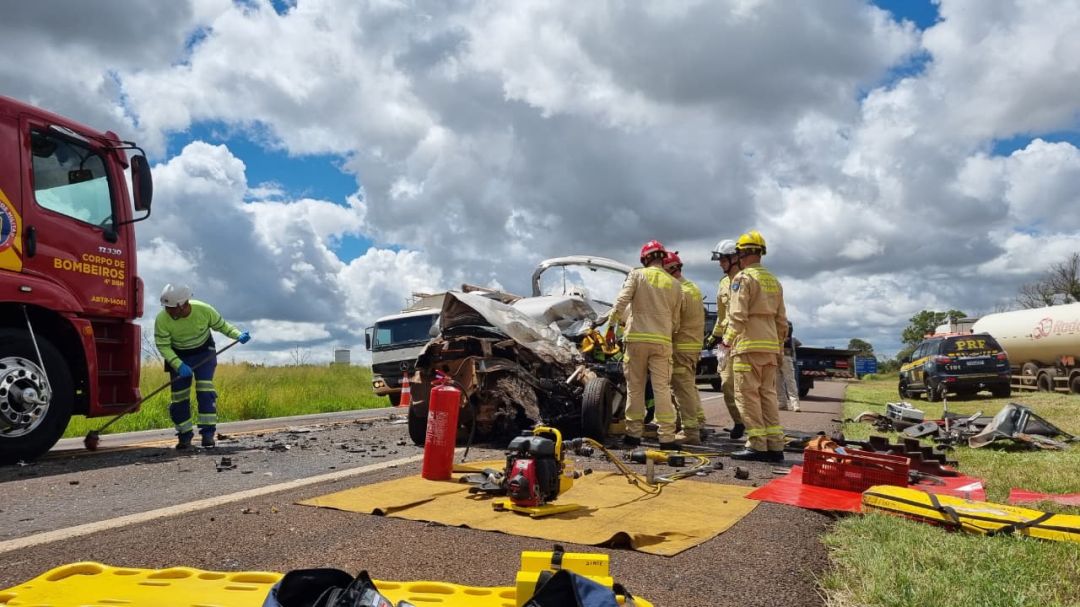 Motorista fica encarcerado após forte colisão com caminhão na BR-277, em Cascavel