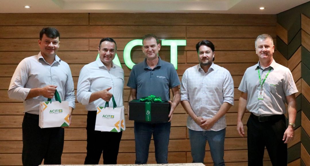 ACIT recebe representantes da cooperativa Sicredi em visita institucional