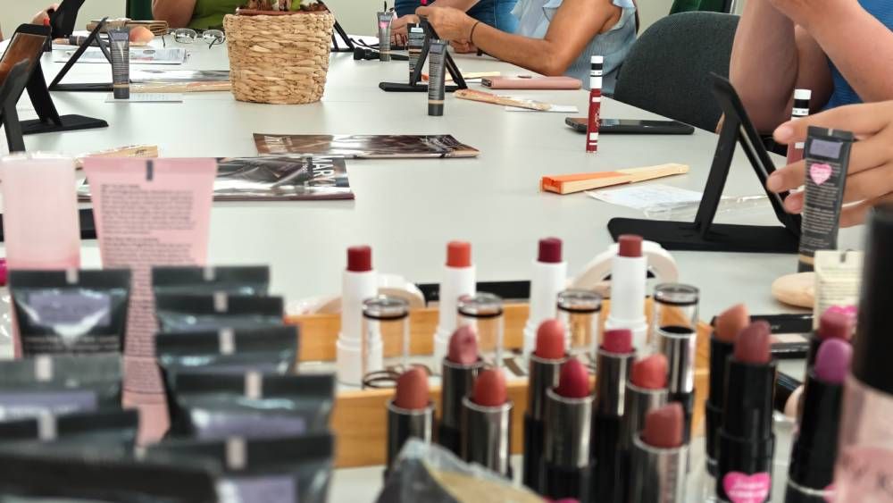 Consultora de beleza oferece aula gratuita de automaquiagem e spa facial para produtoras rurais