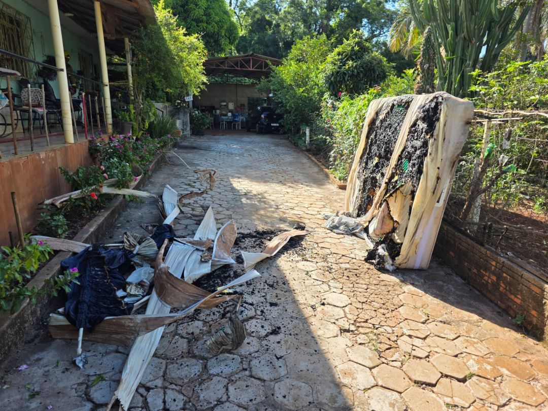 Chamas atingem parte de residência na Vila Operária, em Toledo