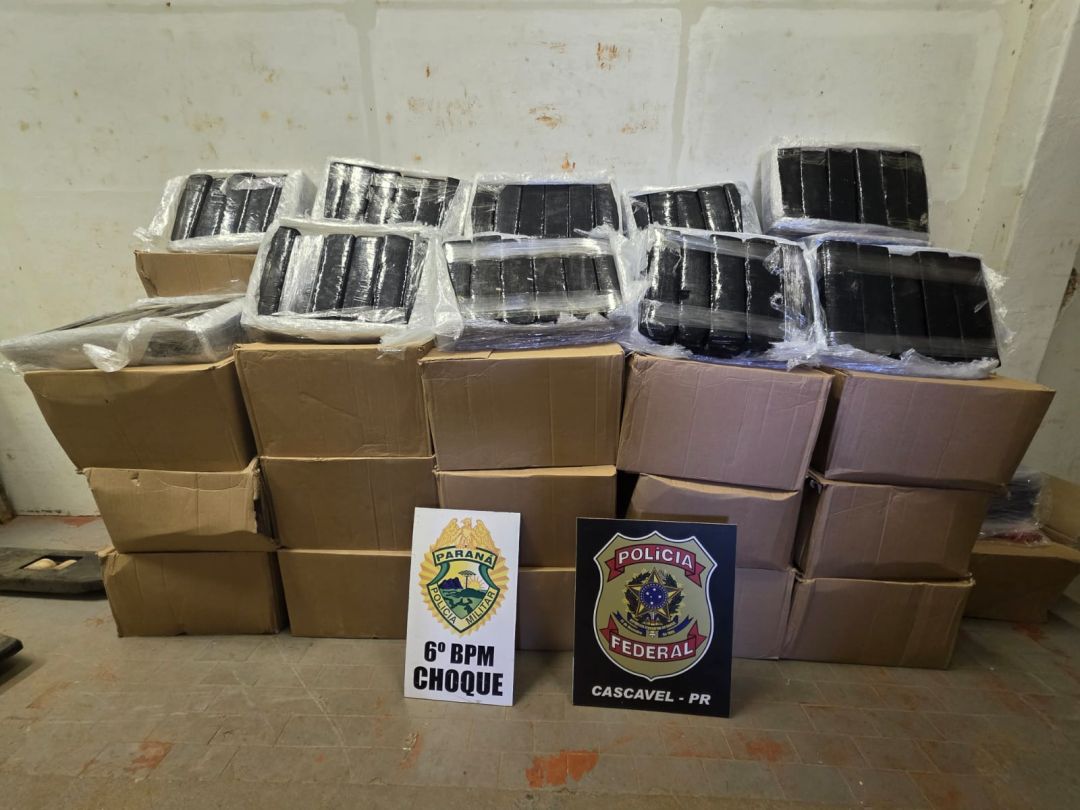 Polícia Federal e PMPR apreendem mais de uma tonelada de maconha em caminhão na BR-277