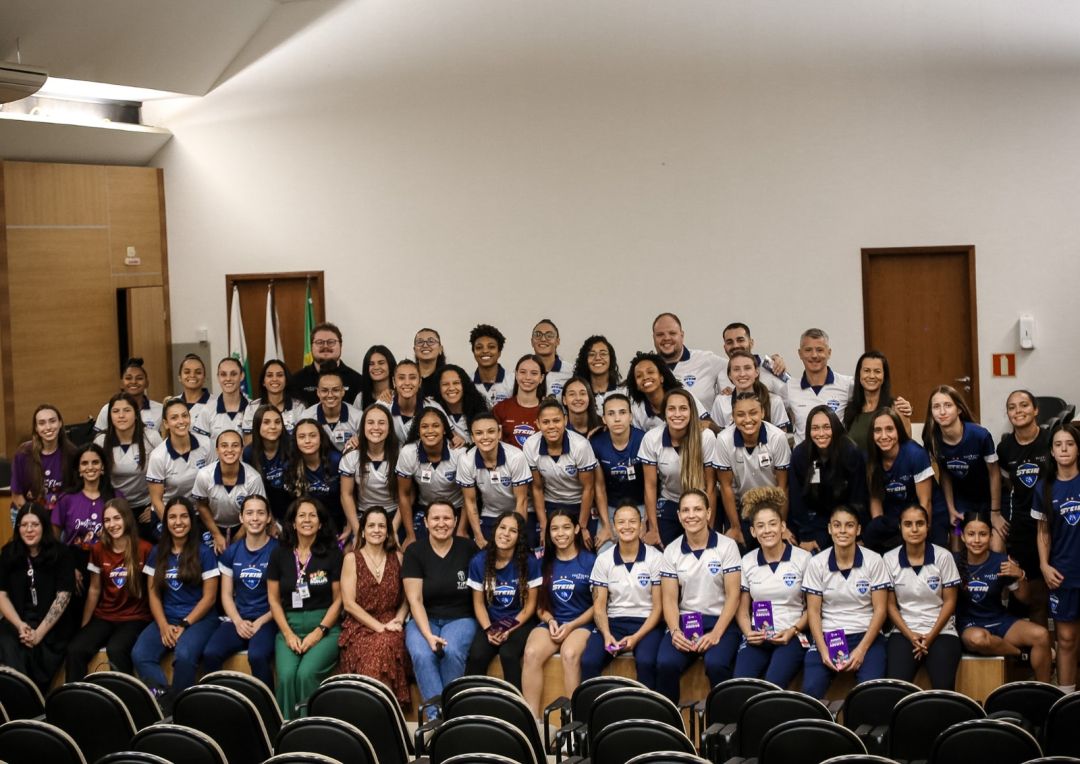 Stein Cascavel Futsal participa do evento Semana da Paz em Casa, em prol dos direitos das mulheres no Fórum de Cascavel