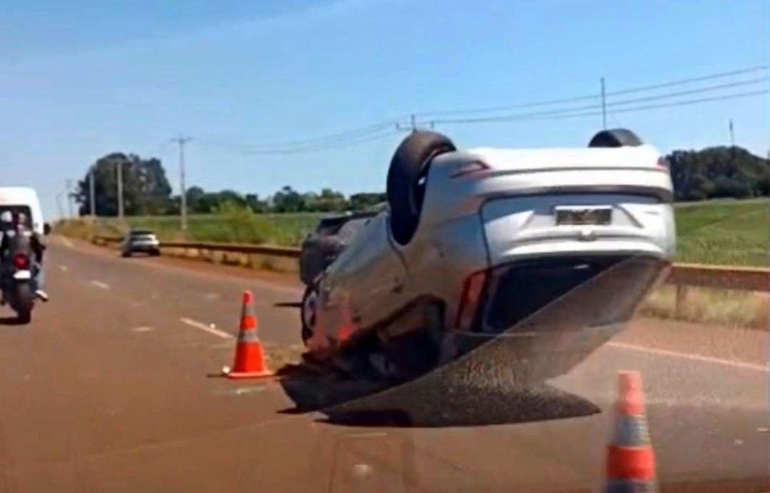 Carro capota após colisão entre veículos na BR-163 em Toledo