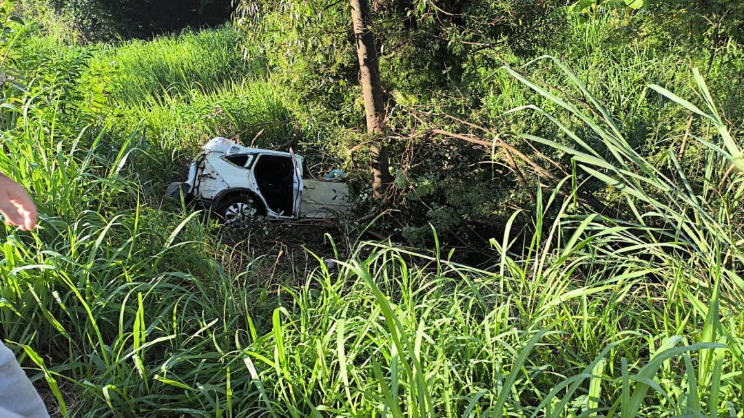 Condutor sai ileso em acidente que deixou carro completamente destruído entre Toledo e São Pedro do Iguaçu