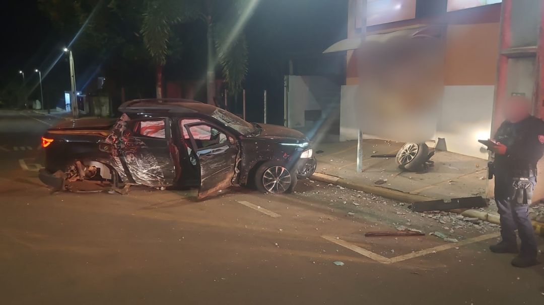 Após atingir carros estacionados, caminhonete bate em poste no Jardim La Salle