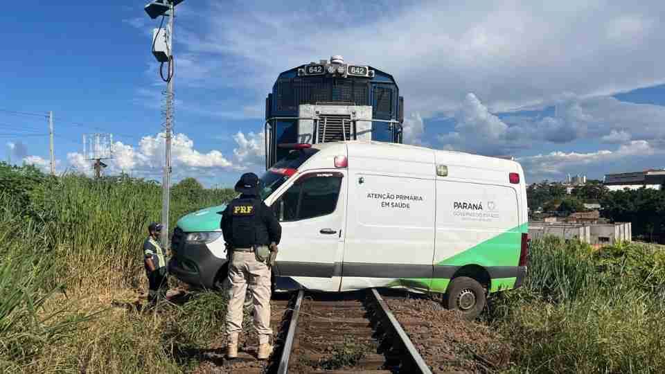 Ambulância é atingida por trem e quatro pessoas ficam feridas no Paraná