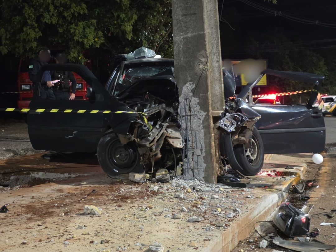 Jovem morre e outro fica gravemente ferido após carro colidir contra poste na Avenida Ministro Cirne Lima
