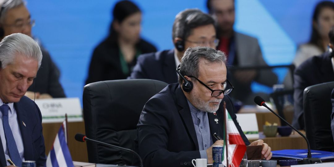 Irã descarta negociação; Arábia Saudita e Emirados interceptam mísseis