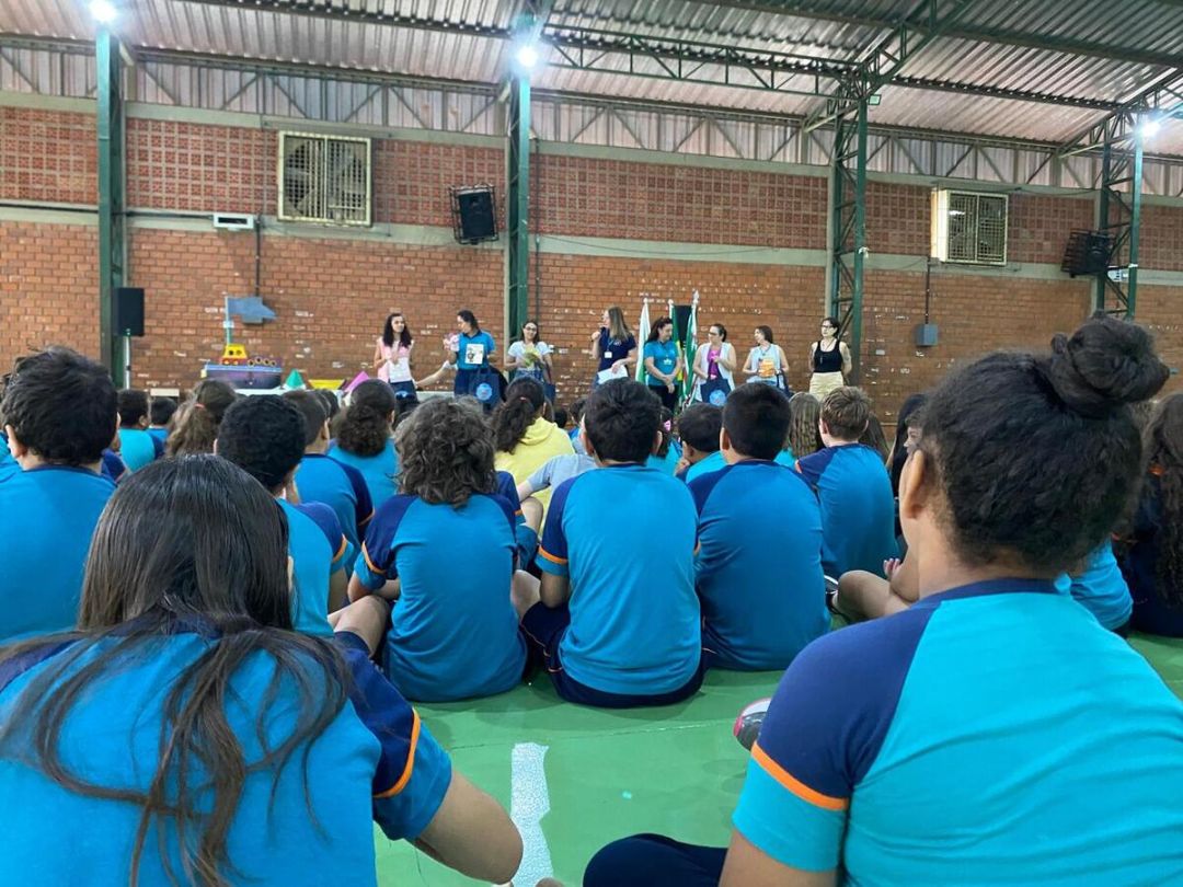 Programa 'Ler é legal' leva contação de histórias e incentivo à leitura para alunos da Escola Municipal Amélio Dal Bosco