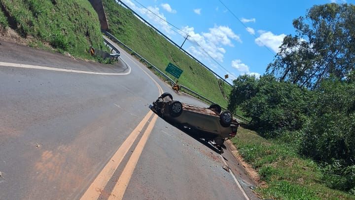 Carro capota na PR-486 e jovem de 25 anos fica ferida em Perobal
