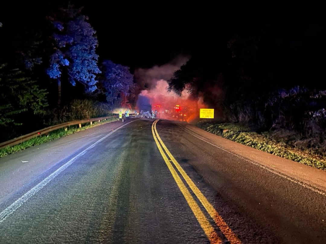Carro pega fogo após colisão com caminhão e motorista morre na BR-277