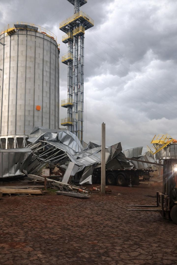 Ventania destrói silo em construção em Itaipulândia