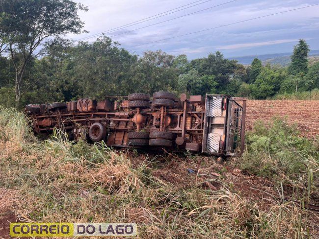 Caminhão carregado com frangos tomba na PR-488 e motorista escapa com ferimentos leves